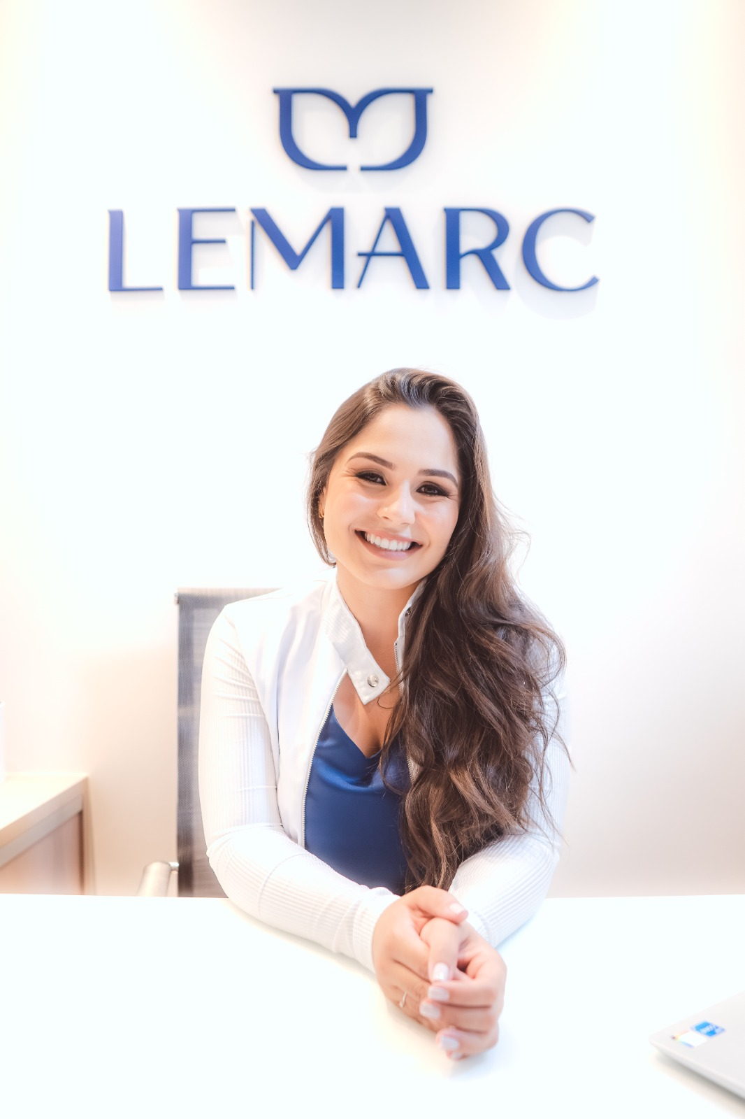 Dra. Letícia Marcondes recebendo pacientes na recepção da Lemarc Odontologia